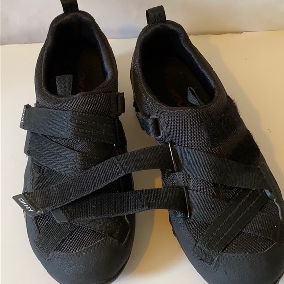 DKNY Sneaker - Picture 8 of 10